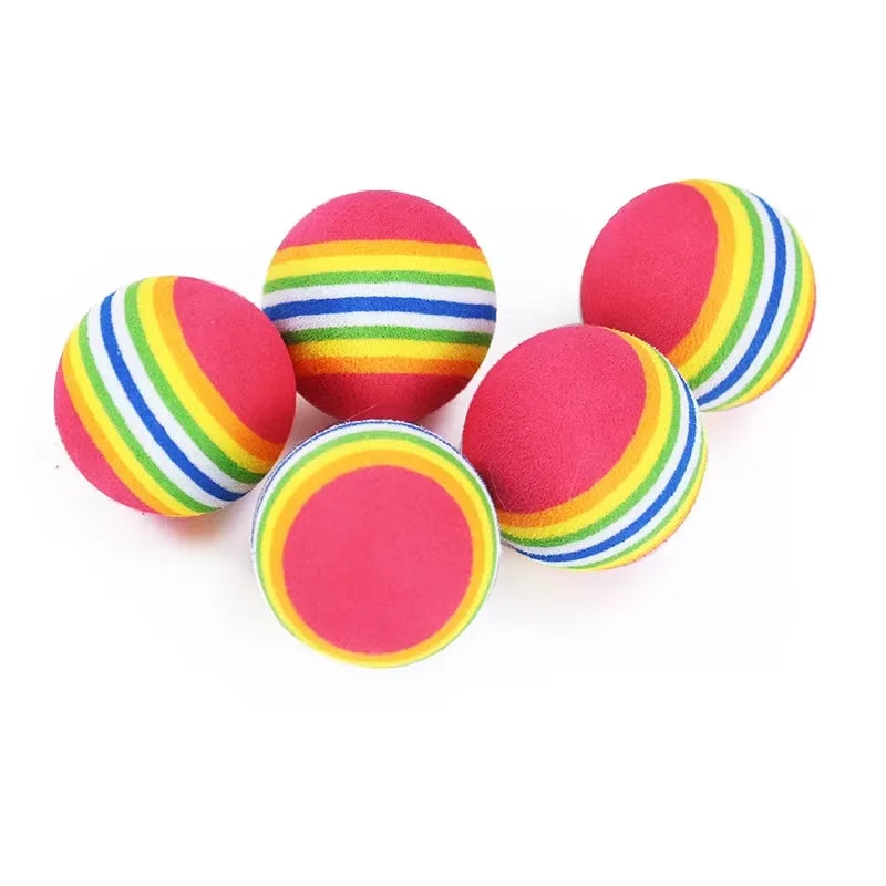 Kit com 10 brinquedos coloridos para gatos e cães, incluindo bolas interativas, chocalhos, brinquedos de mastigar e bolas de arranhar — ideal para pets brincalhões e curiosos.