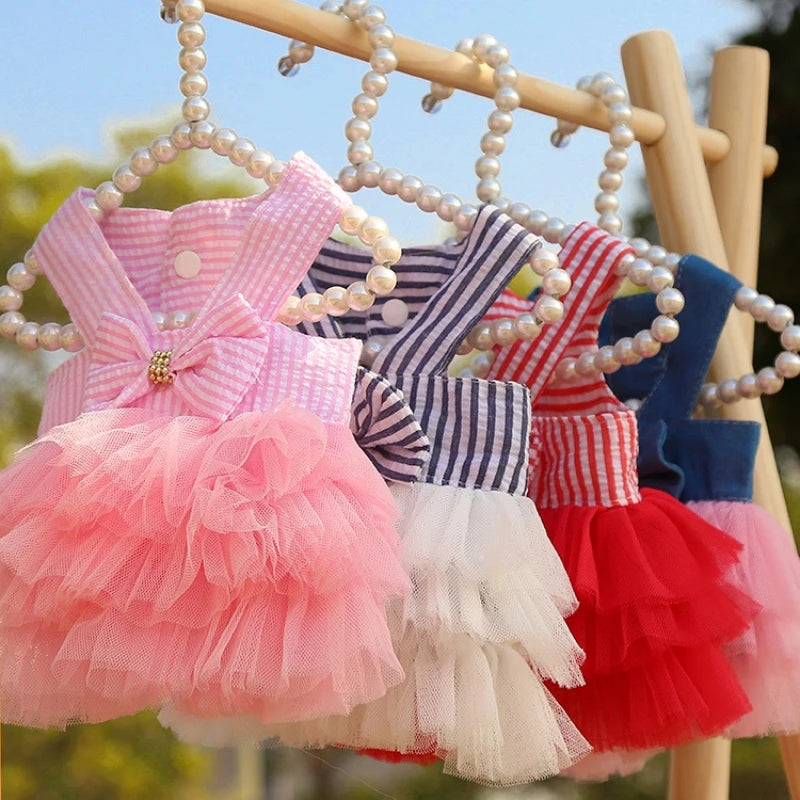 ✨ Deixe seu amorzinho ainda mais encantador! 💕 Vestidos e saias com renda e listras, perfeitos para cães e gatinhos — conforto, estilo e muito carinho em cada detalhe! 🐶🐱