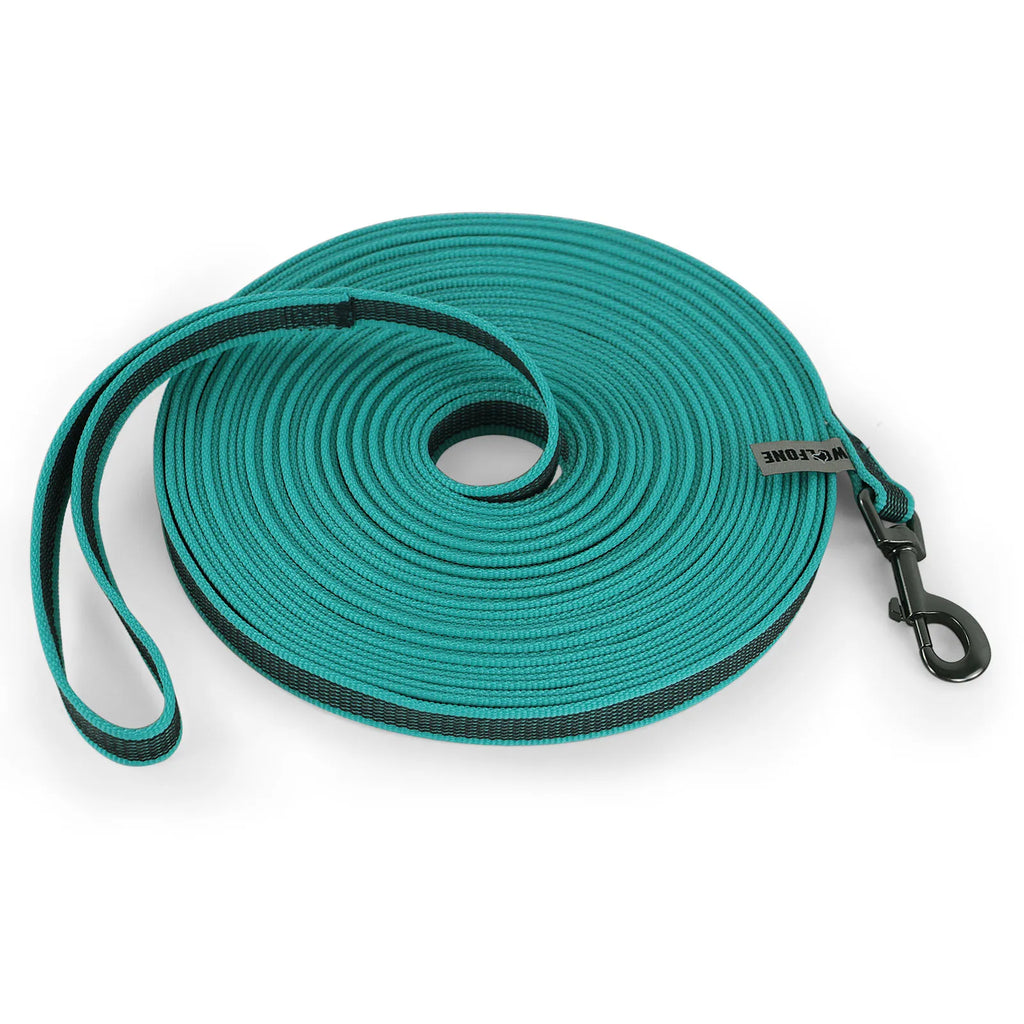 Guia para cães de vários tamanhos (1,5m a 15m), feita em látex e seda, dupla cor, ideal para treinamento fácil e prático.