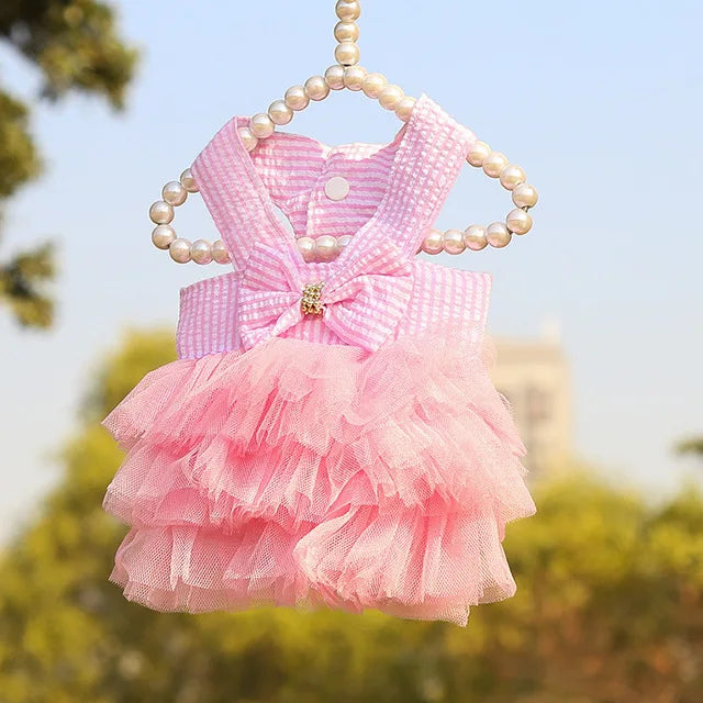 ✨ Deixe seu amorzinho ainda mais encantador! 💕 Vestidos e saias com renda e listras, perfeitos para cães e gatinhos — conforto, estilo e muito carinho em cada detalhe! 🐶🐱