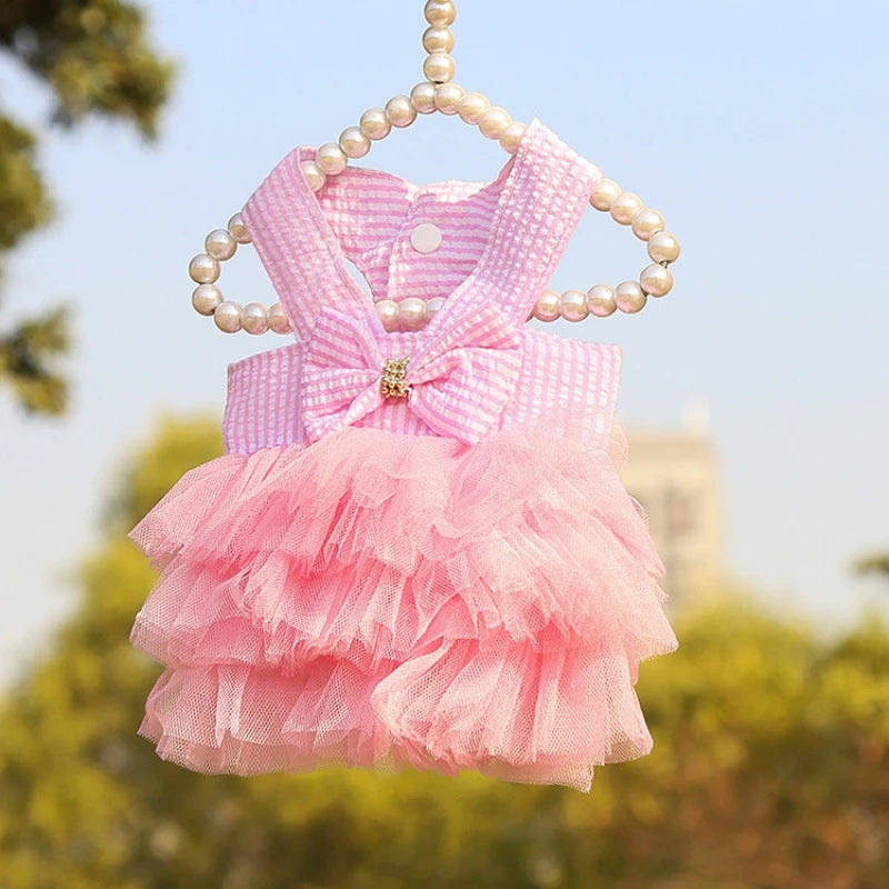 ✨ Deixe seu amorzinho ainda mais encantador! 💕 Vestidos e saias com renda e listras, perfeitos para cães e gatinhos — conforto, estilo e muito carinho em cada detalhe! 🐶🐱