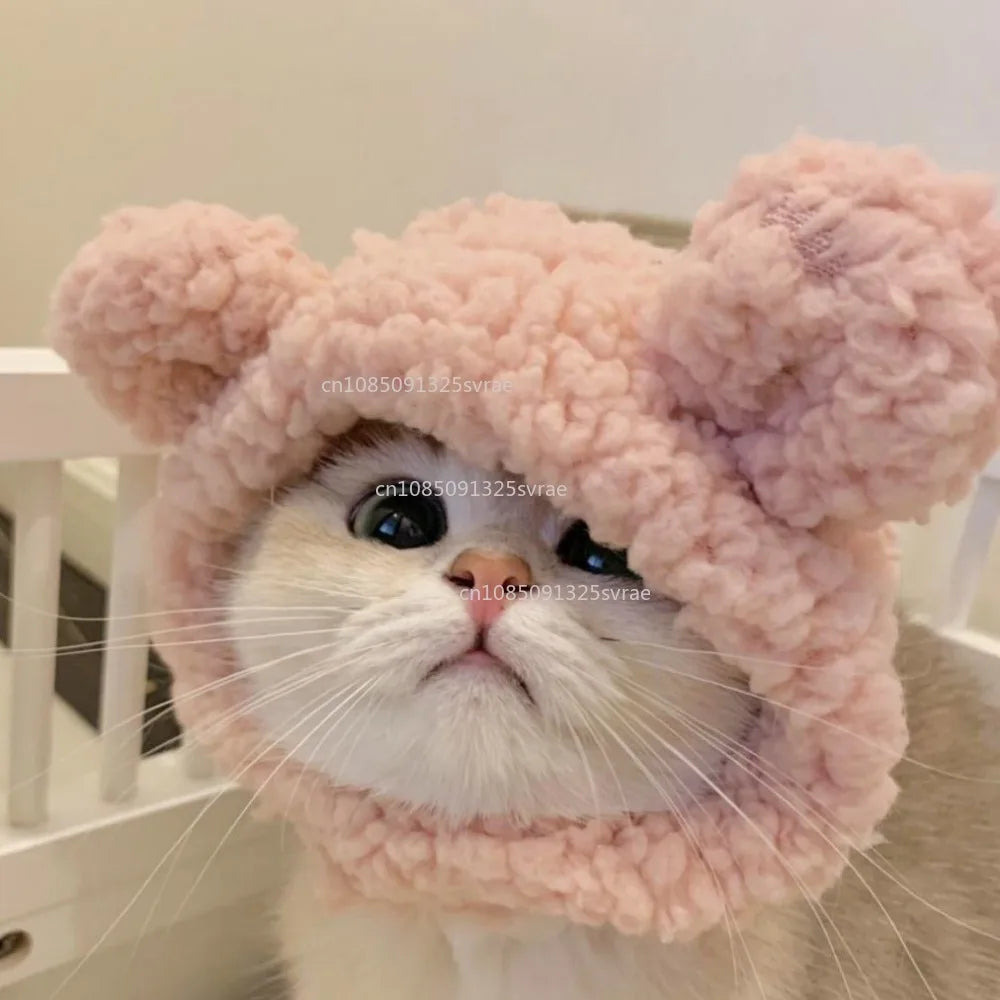 Chapéu fofo e aconchegante para gatos e filhotes, feito de pelúcia ou malha com elástico, ideal para o inverno, festas, cosplay ou decoração pet.